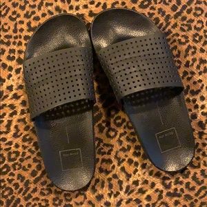 ⚫️Dolce Vita Timmie Perforated Shower Slides⚫️